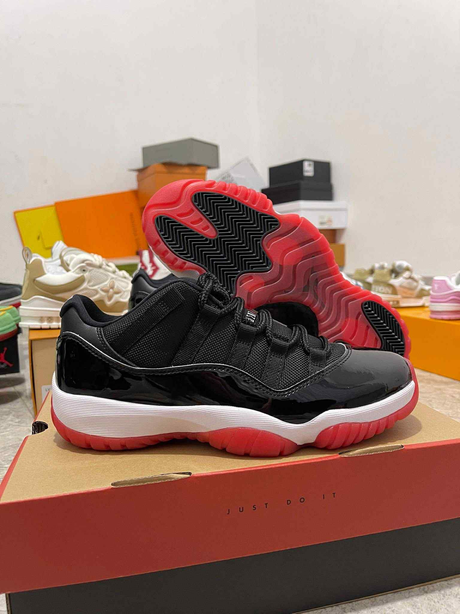 Air Jordan Bred 11 Lows